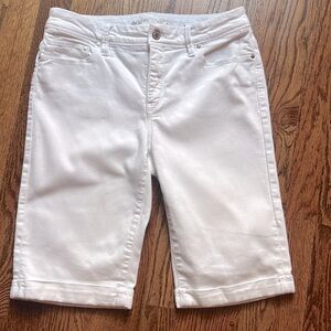 Chico’s So Collection white Bermuda shorts, size 0/4 short